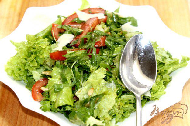 фото рецепта: Зеленый салат с помидорами и кедровыми орешками