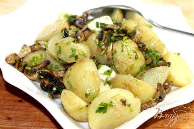 фото рецепта: Отварной молодой картофель с шампиньонами