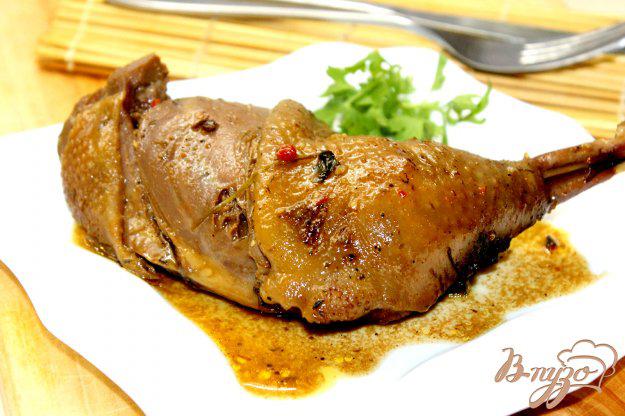 фото рецепта: Тушеный куриный окорок в рукаве со специями и травами