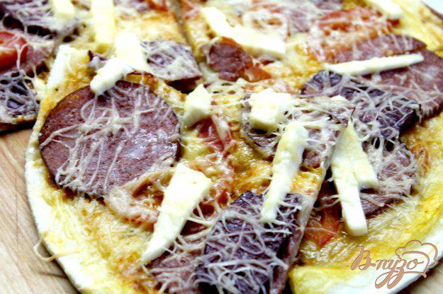 фото рецепта: Пицца с копченой колбасой и плавленным сыром