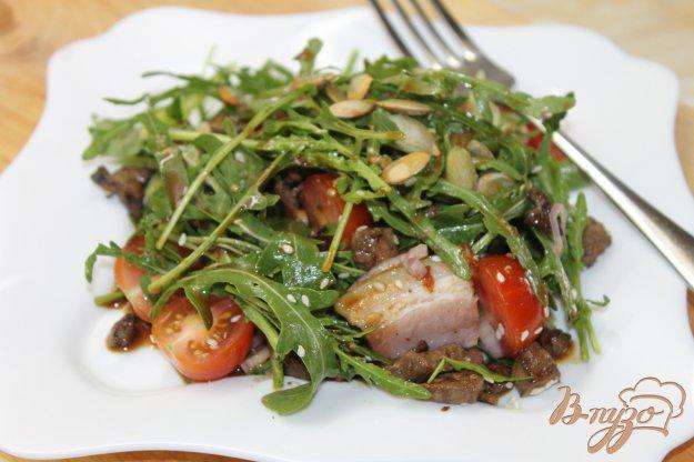 фото рецепта: Теплый мясной салат с рукколой и черри