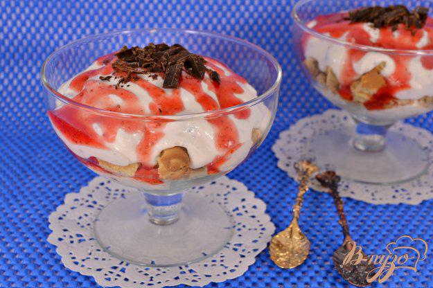 фото рецепта: Творожный десерт с печеньем, клубничным джемом и шоколадом