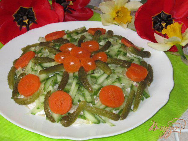 фото рецепта: Слоеный салат из крабовых палочек и корнишонов