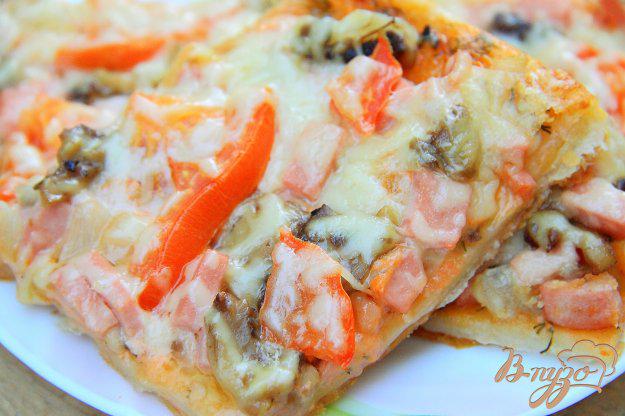 фото рецепта: Пицца на слоеном тесте с колбасой, грибами и помидорами