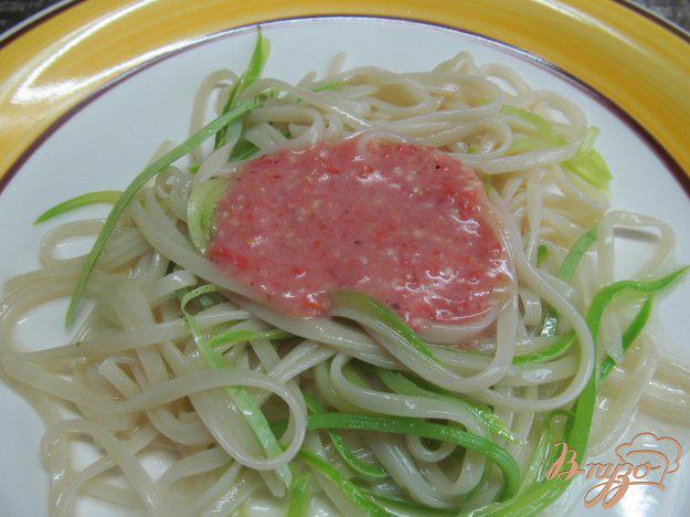 фото рецепта: Спагетти с кабачком под помидорным соусом