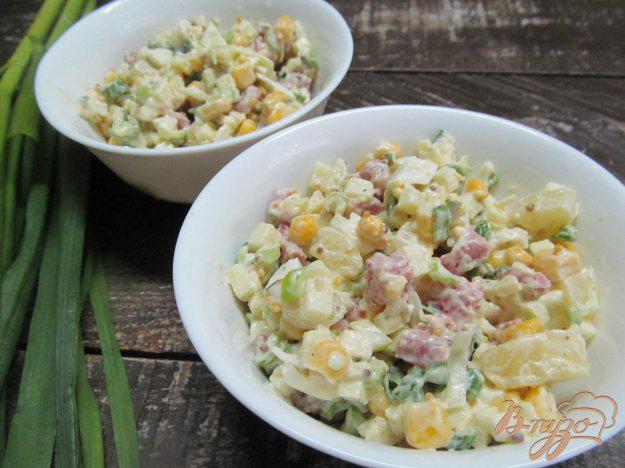 фото рецепта: Картофельный салат с кукурузой и яблоком