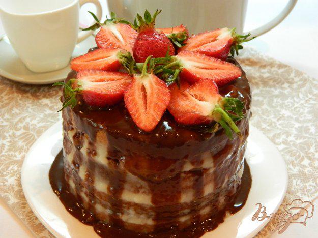 фото рецепта: Бисквитный торт с заварным кремом и клубникой