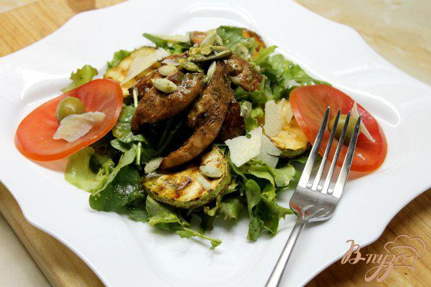 фото рецепта: Теплый куриный салат с тыквенными семечками