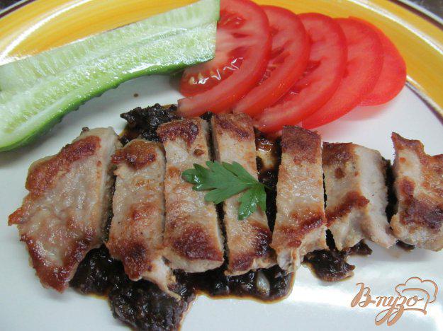 фото рецепта: Свиные стейки с соусом из чернослива