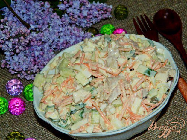 фото рецепта: Салат с копченой курицей и морковью по-корейски