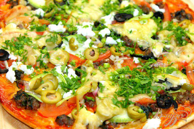 фото рецепта: Пицца с говяжьим фаршем, шпинатом и фетой