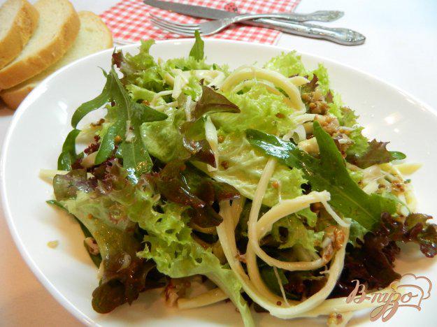 фото рецепта: Салат с сыром сулугуни, орехами и чесноком