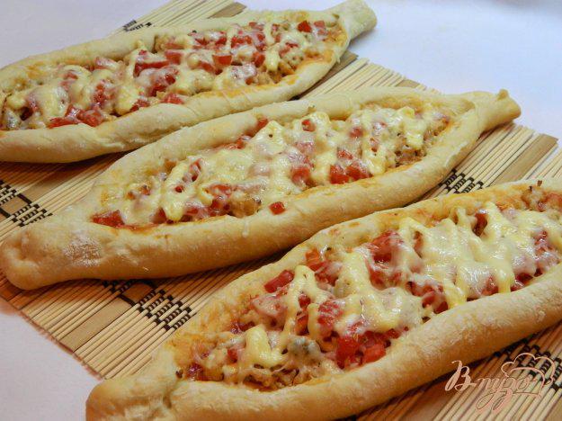 фото рецепта: Пицца в виде лодочки с куриным фаршем, помидором и сыром