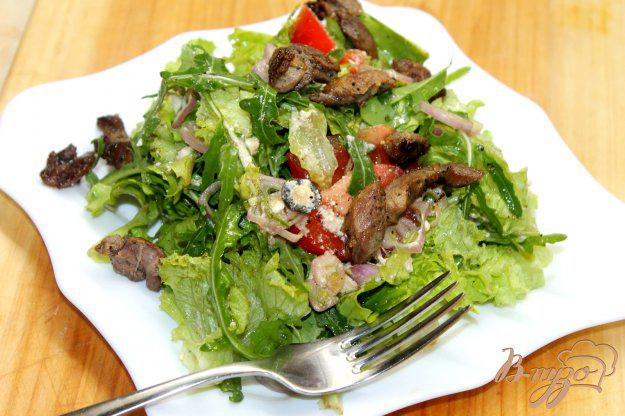 фото рецепта: Салат «микс» с утиной грудкой, фетой и маслинами