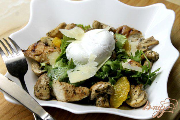 фото рецепта: Куриный салат с яйцом пашот и грибами