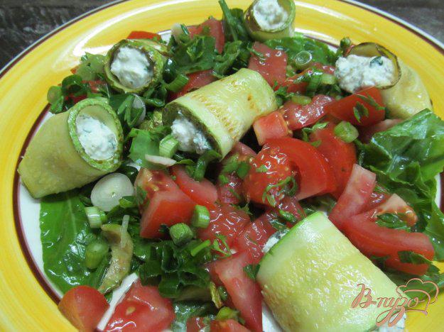 фото рецепта: Рулетики из кабачка с овощным салатом