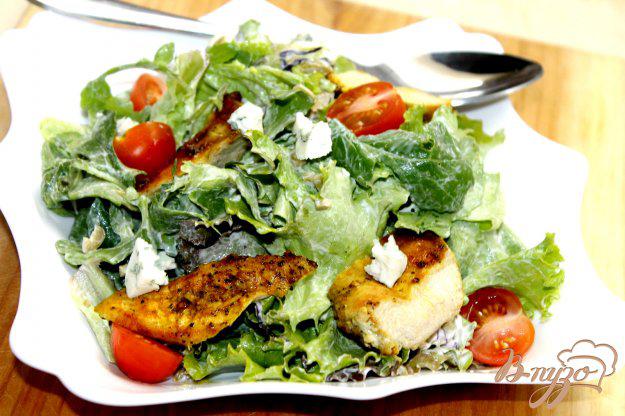 фото рецепта: Свежий салат с курицей и сыром с плесенью