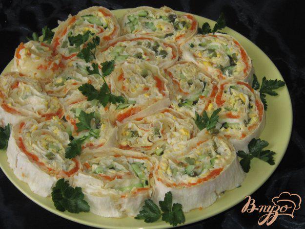 фото рецепта: Рулет закусочный из лаваша с корнишонами, морковью и яйцами