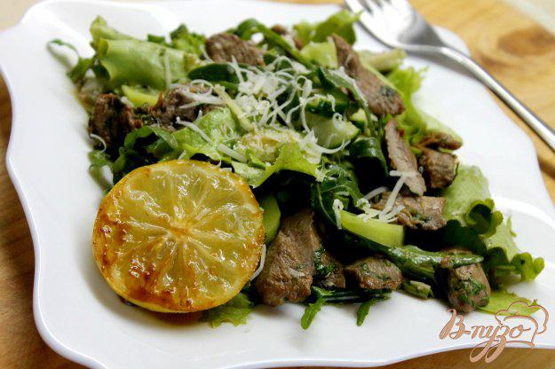 фото рецепта: Свежий салат с уткой и киви