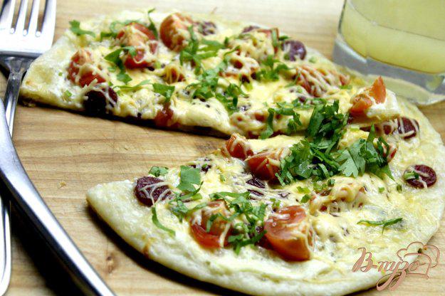 фото рецепта: Быстрая пицца с колбасками и сырами с плесенью
