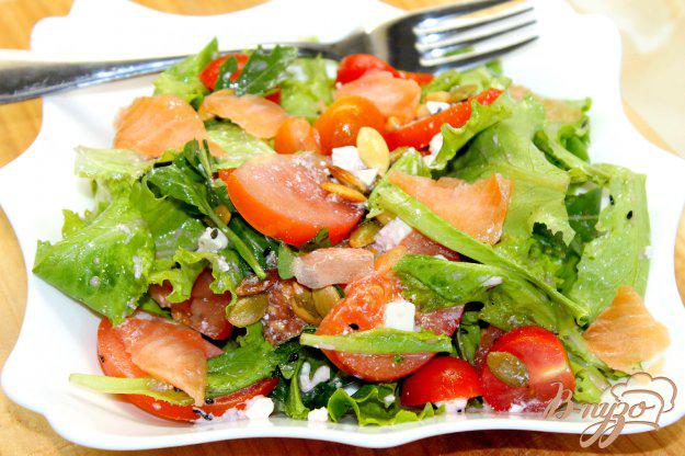 фото рецепта: Салат с рыбой, томатами и орешками