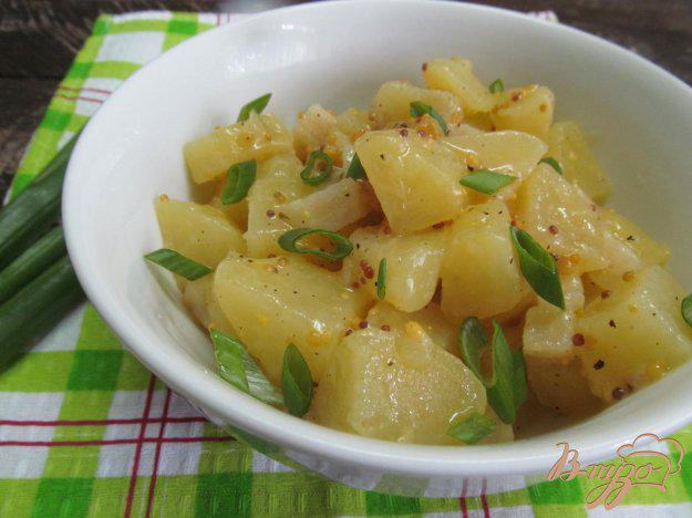 фото рецепта: Картофель с сельдереем под горчичной заправкой