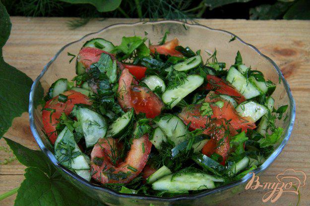фото рецепта: Салат из помидор, огурцов и зелени