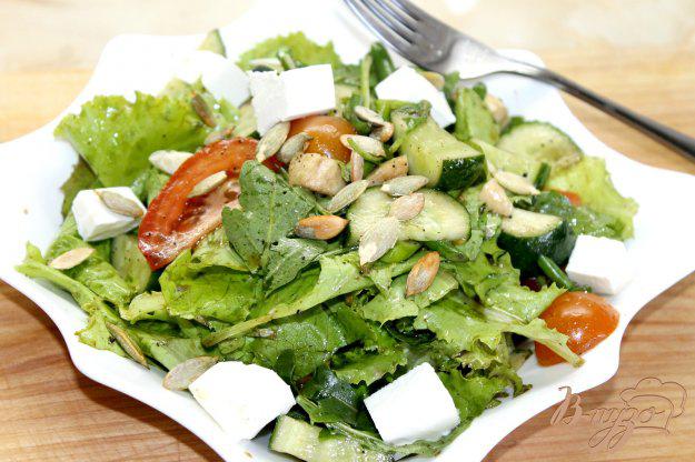 фото рецепта: Витаминный салат с фетой и тыквенными семечками