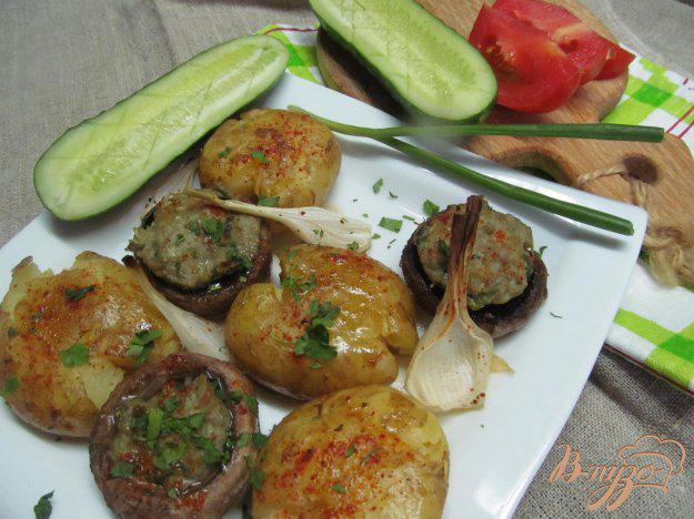 фото рецепта: Запеченный картофель с фаршированными грибами