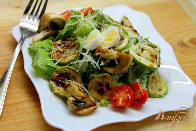 фото рецепта: Теплый салат с грибами, кабачками и листьям салата