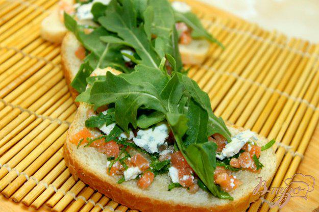 фото рецепта: Гренки с лососем, шпинатом и сыром с голубой плесенью