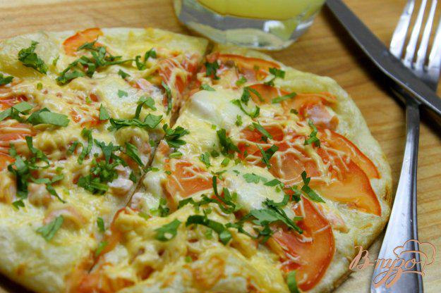 фото рецепта: Пицца с лососем, помидорами и моцареллой