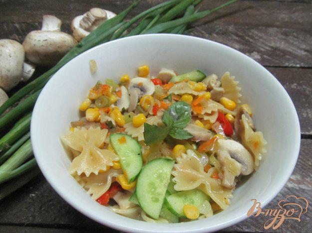 фото рецепта: Теплый салат с макаронами и грибами