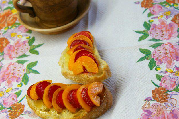 фото рецепта: Гренки с фруктами и медом