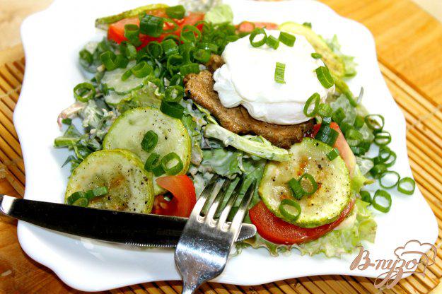 фото рецепта: Теплый салат со свининой и яйцом пашот