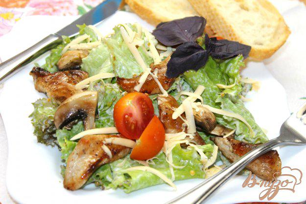 фото рецепта: Теплый салат с сырным соусом и курицей