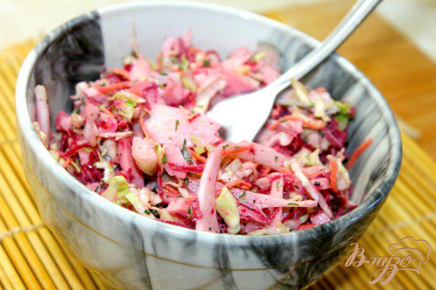 фото рецепта: Капустный салат со свеклой и колбасой
