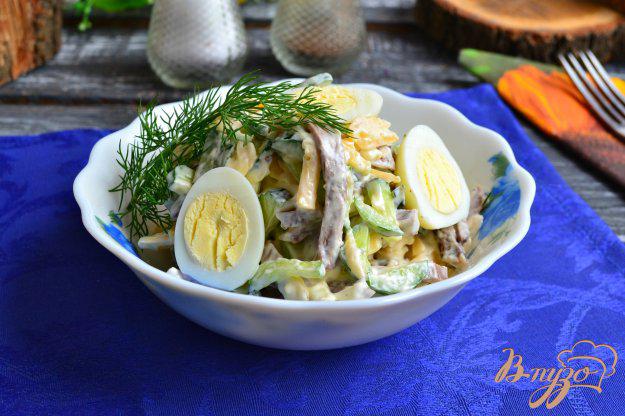 фото рецепта: Салат со свиным языком, сыром и перепелиными яйцами
