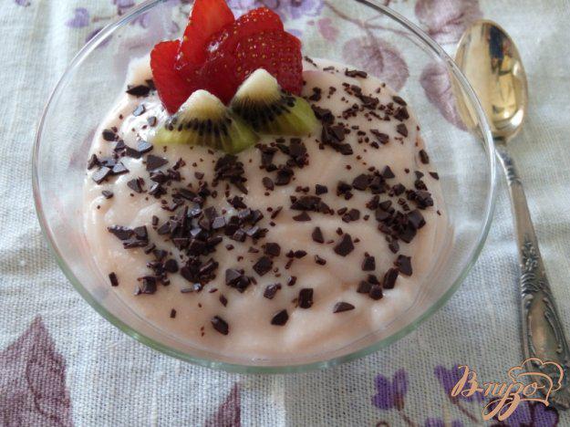 фото рецепта: Десерт из клубники и киви с зефирным кремом