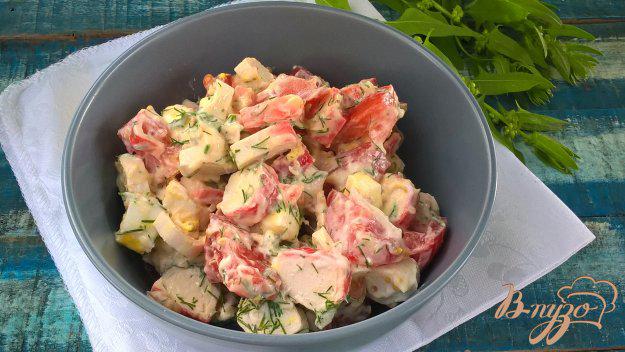 фото рецепта: Салат с помидорами и крабовыми палочками