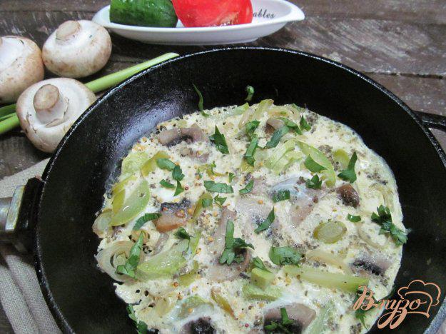 фото рецепта: Омлет с луком-порей кабачком и грибами