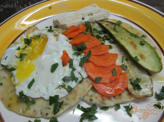 фото рецепта: Завтрак на мятных лепешках с яйцом и овощами