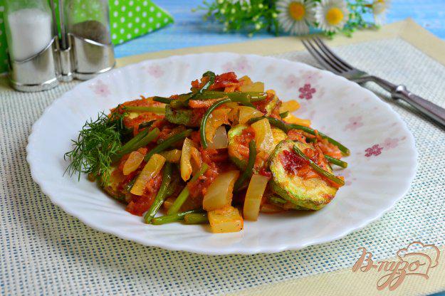 фото рецепта: Кабачки с овощами и чесночными стрелками на сковороде