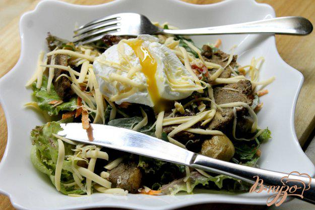 фото рецепта: Теплый салат с грибами, свининой и яйцом пашот