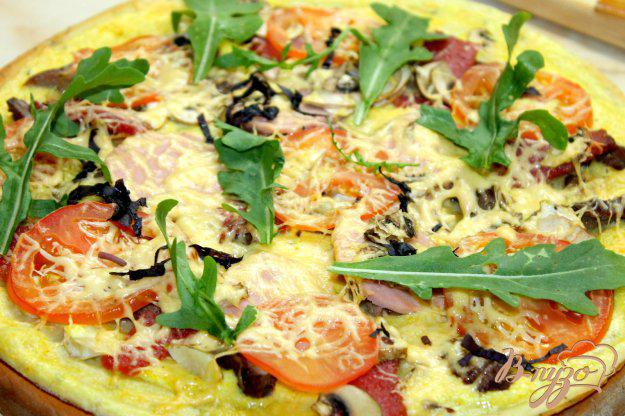 фото рецепта: Мясная пицца с томатами и грибами
