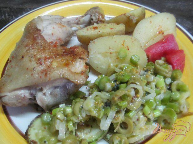 фото рецепта: Куриные окорочка с кабачком под оливковым соусом