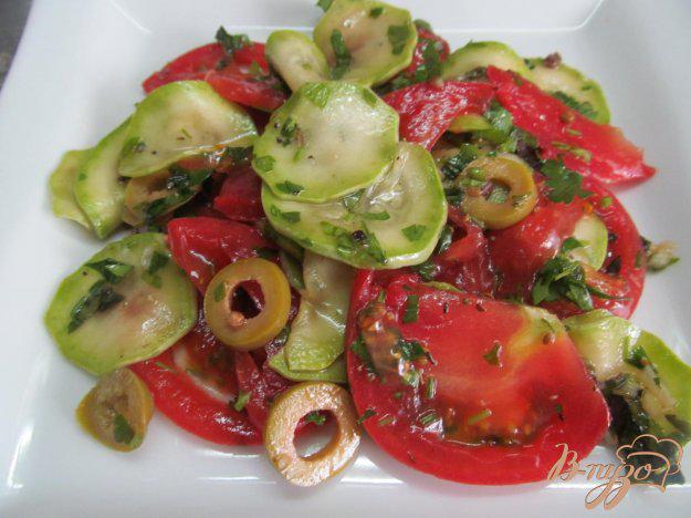 фото рецепта: Салат из помидора с маринованными кабачками