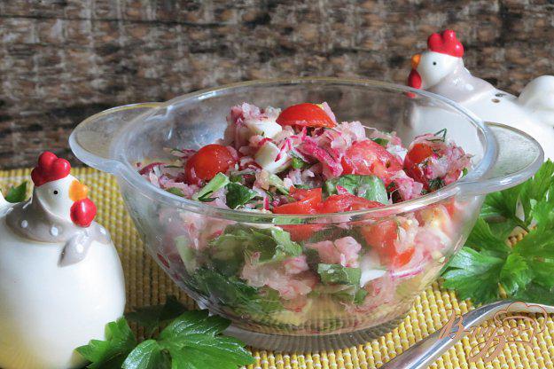 фото рецепта: Салат из черемши, редиса и помидоров