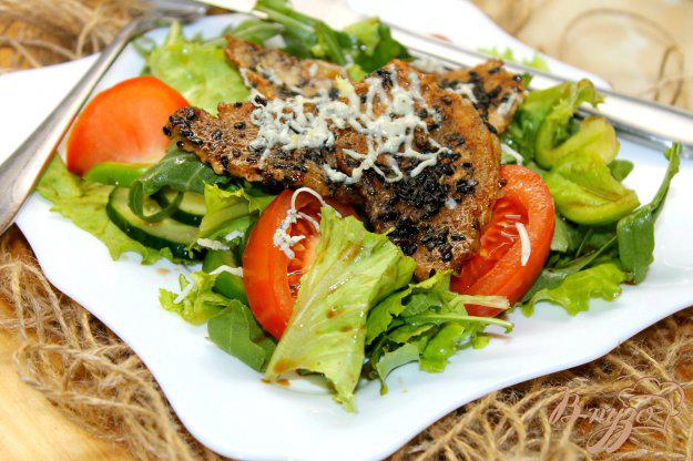 фото рецепта: Овощной салат со свининой в кунжуте