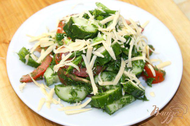 фото рецепта: Овощной салат с чесночными стрелами и сыром